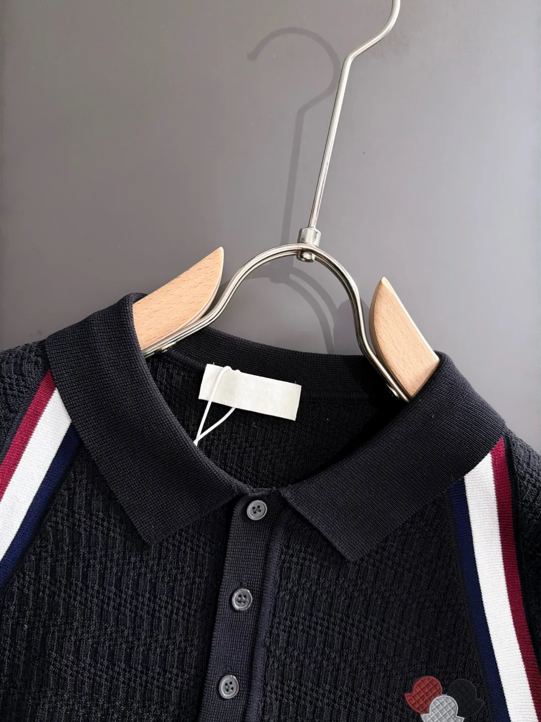 Next day delivery P165 High Quality Mouth Covered 2026 Summer New Arrival Men's Short Sleeve T-shirt Made of combed cotton yarn knitted cotton fabric, pure cotton high weight special yarn, it feels full of weight when weighed, and the upper body is more textured than ordinary T-shirts. This texture can cope with the weather easily and is suitable for both hot and cold! The pattern on the chest adopts three-dimensional embroidery technology, and is perfectly produced stitch by stitch with reference to the original version! Loose fit design, looks noble. Size: M to XXXL